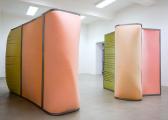 Claudia Piepenbrock: Kabinenbogen, rangierend und sittsam, 2017, Ausstellungsansicht Kunsthaus Essen
3 Kabinen, Schaumstoff, Stahl, je: 200 x 105 x 285 cm

